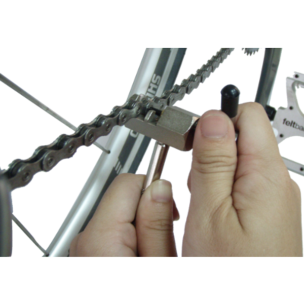 Tool for connecting the chain